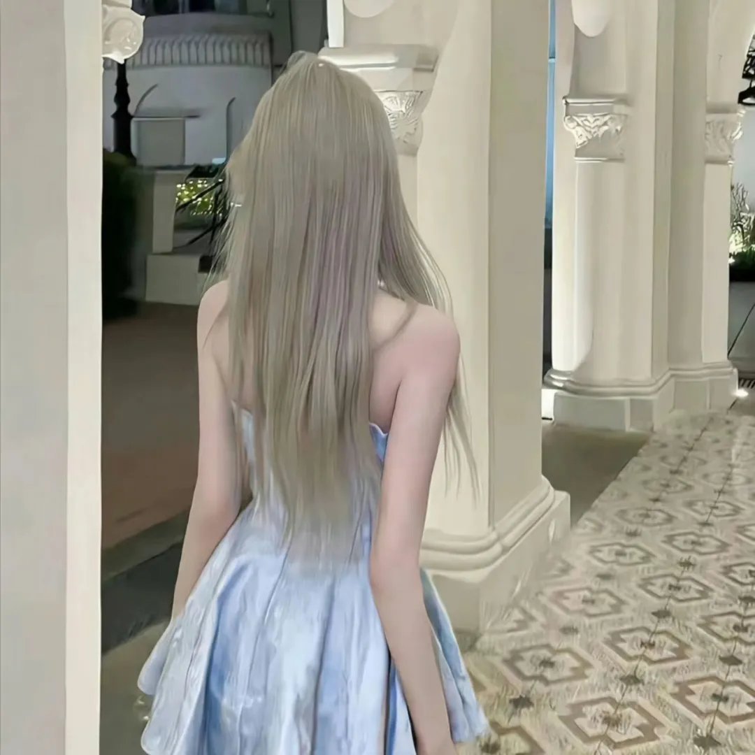 仰望天空的少女瞳中映照的世界